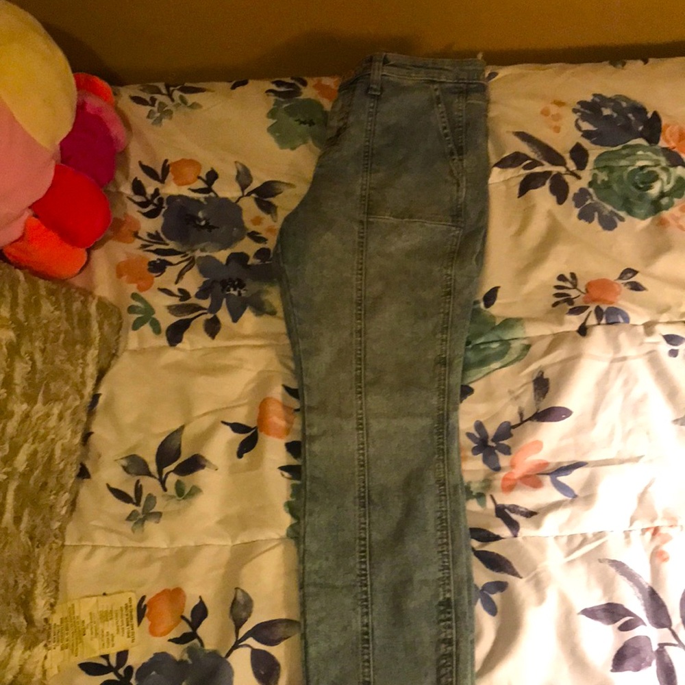 I’m selling pants from universal thread and it’s a light wash never been worn